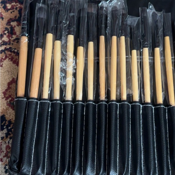 Makeup brush set with carry case - Picture 2 of 9
